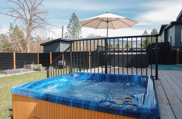 Okanagan 3br w/ Hot Tub - Wine, Lakes, Pickleball