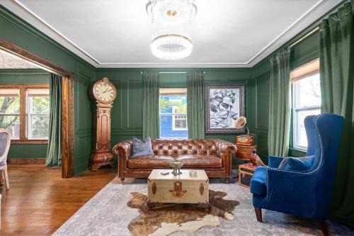 Old Clarksville House w Secret Speakeasy Style Bar - 914 Crossland Ave