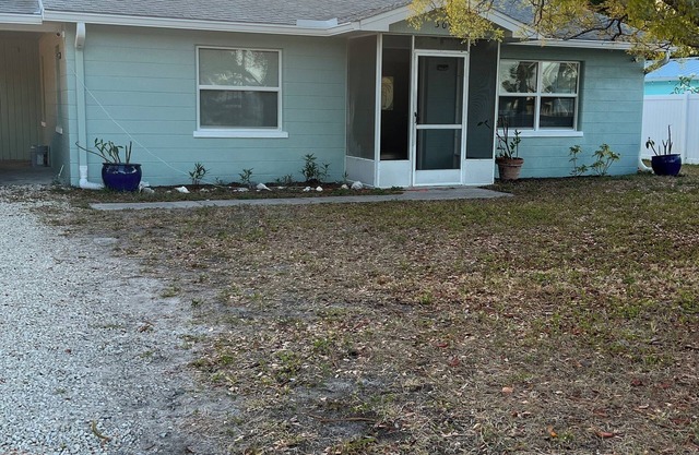 Old Englewood 2 bed/1 bath Beach Cottage.