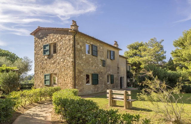 Antigua casa de labranza entre el cielo y el mar con vistas a dos mares