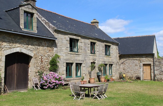 Antigua casa de labranza cerca de Locronan, familia ideal,
