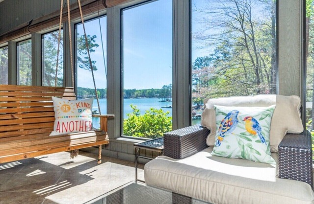 Old Harmony Lake house: 5 bed/5bath