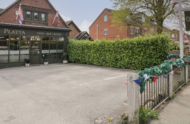 OLD PRINT HOUSE, romantic, luxury holiday cottage in Stanley Common