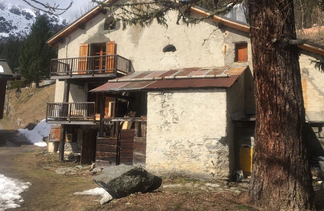 Antiguo aprisco en medio de la naturaleza.