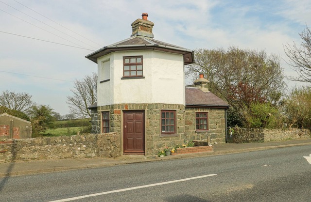 OLD TOLLGATE, pet friendly, character holiday cottage in Llangefni