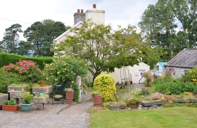Lleno de carácter, esta espaciosa casa de campo adosada para 2 o una pequeña familia se encuentra en un gran centro