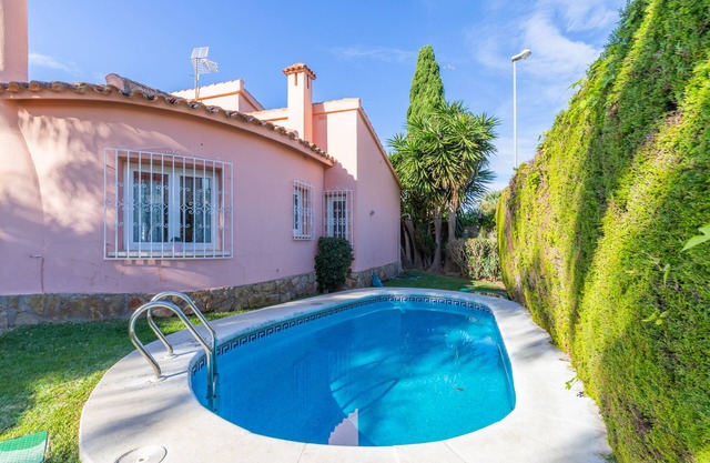 Villa piscina y jardin privado, TV SAT TNT, WIFI en Oliva Nova