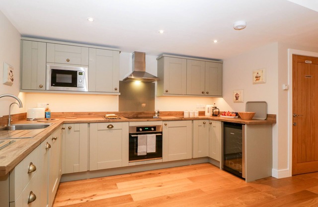 OLIVE TREE COTTAGE, pet friendly, with a garden in Langport