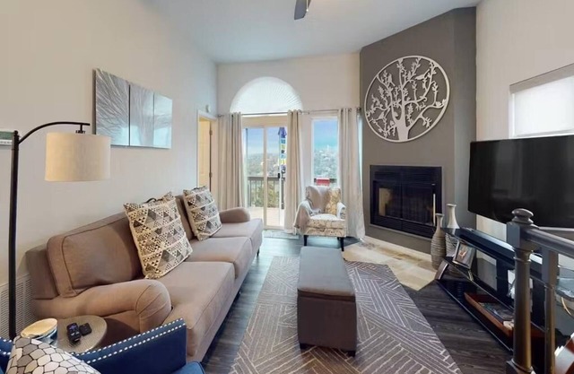 ON MOUNTAINTOP with beautiful views!