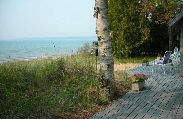La mejor ubicación, EN LA PLAYA. limita con el Parque Estatal Whitefish Dunes