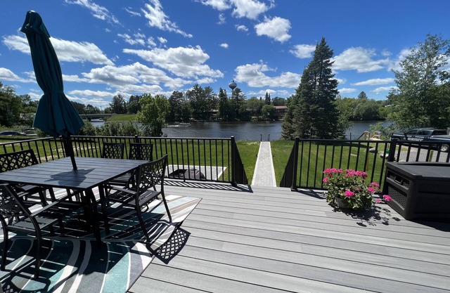 On the Chain, near downtown, close to trails, private dock, dog-approved! 🌊 🌞 🐶