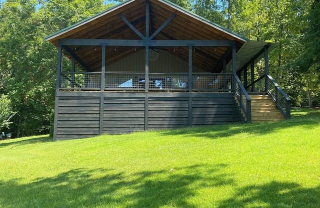 Waterfront cabin on Lake Martin near restaurants, golf and, AU football
