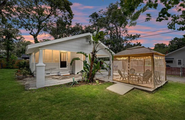 One bedroom 1️⃣ bath bungalow located n the charming Lake Morton Historic District