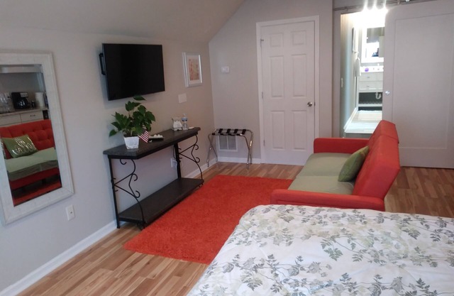 Una habitación y agradable paseo en la ducha cerca de la playa cerca de la isla