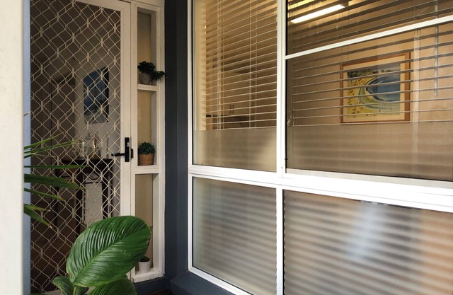 One bedroom apartment/coutyard close to shops and Lighthouse Beach, Pet friendly