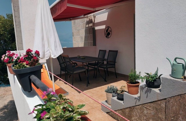 Apartamento de una habitación en la playa Bahía Pokrivenik, Hvar (A-18955-a)