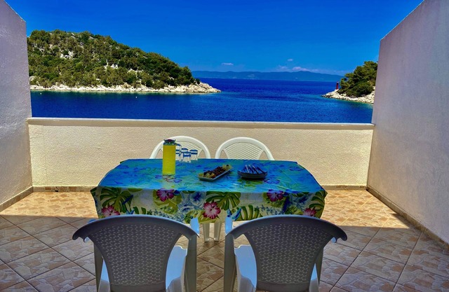 Apartamento de una habitación en la playa Zaklopatica, Lastovo (A-8342-a)