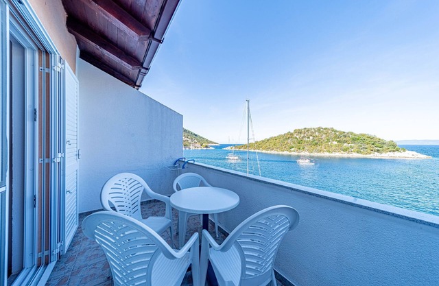 Apartamento de una habitación en la playa Zaklopatica, Lastovo (A-8342-c)