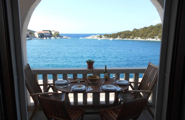 Apartamento de una habitación en la playa Zaklopatica, Lastovo (A-8346-b)