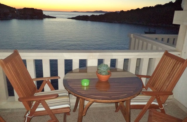 Apartamento de una habitación en la playa Zaklopatica, Lastovo (A-8346-c)