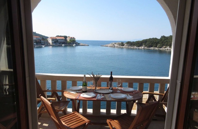Apartamento de una habitación en la playa Zaklopatica, Lastovo (A-8346-e)