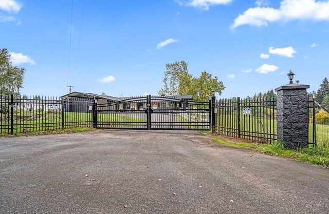 One level Home w/hot tub minutes from Ilana Casino on Acreage. Close to freeway