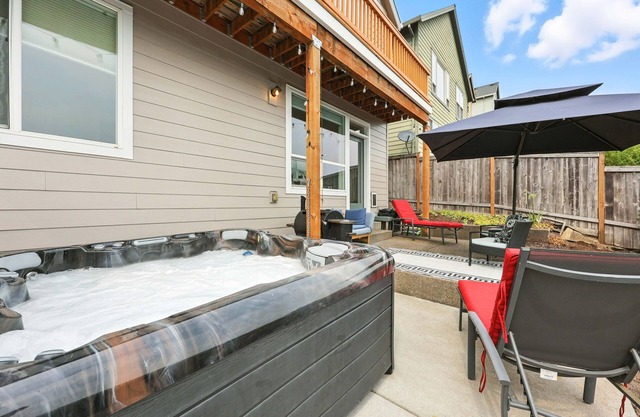 Charming 3-bedroom house with AC, fitness room in Happy Valley