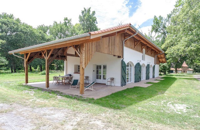Casa de una sola planta en un parque forestal a orillas del lago, océano a 8 km.