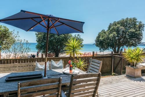 Onetangi Waterfront Bach - Coast & Country