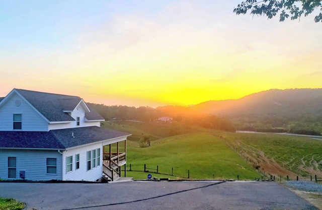 OPEN! *POWER&WATER* Mountain Views & Tranquil Surroundings. Hot Tub!