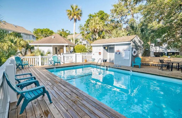 Royal James upper unit, sleeps 6 with loft + 2 Golf Carts & Pool, close to beach