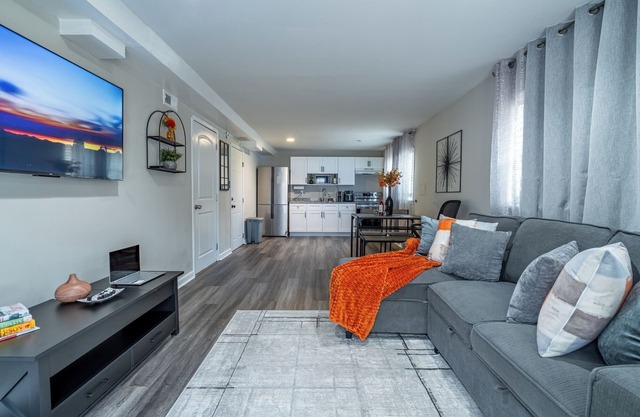 Orange Oasis Hideaway Suite spacious 1 bed retreat Atl airport and Everything!