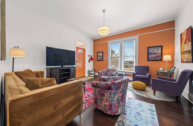 Orange Street Cottage - Walk to Restaurants, Shops & Bars in Historic Downtown!