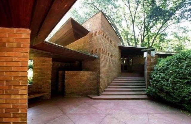 Original Frank Lloyd Wright Home aislada con Tea House