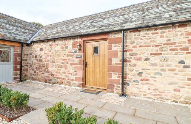ORTON COTTAGE, pet friendly, with a garden in Appleby-In-Westmorland