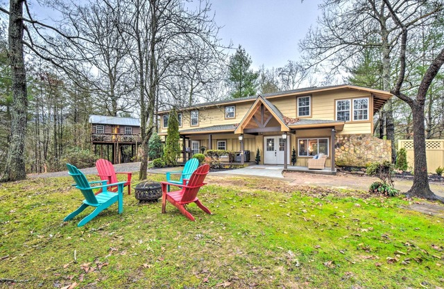 Otto Home w/ Fire Pit, Tree House & Hot Tub!
