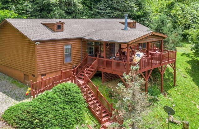 ¡La cabaña de madera de Rocha está aislada en Maggie Valley, NC, precio especial en septiembre y octubre!