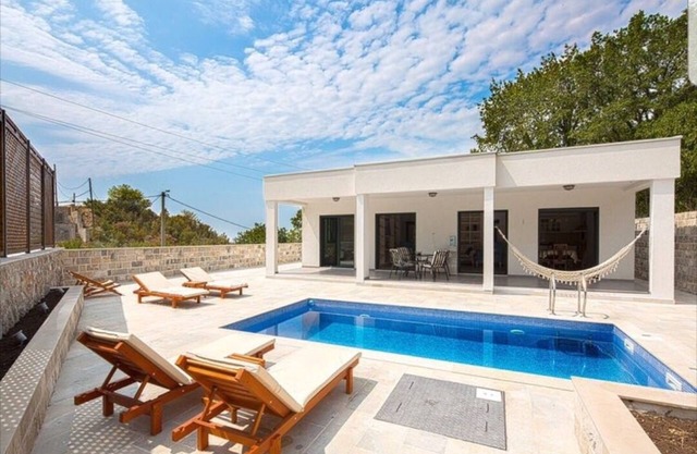 Nuestra villa se encuentra a 8 km de Budva en un pueblo muy tranquilo.