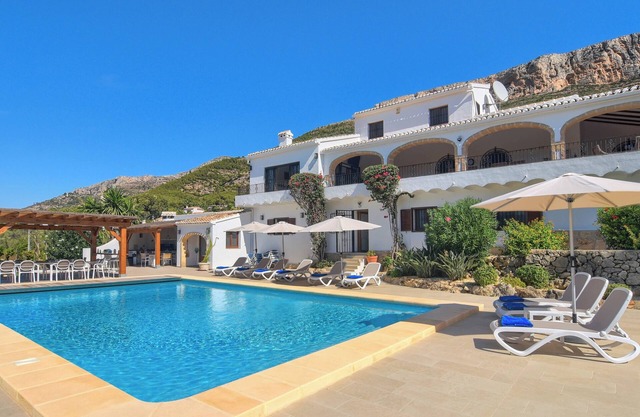 Sunset Villa, Javea - sleeps 14 with private pool, tennis and padel court