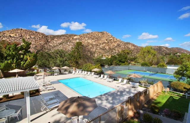 Outdoor Getaway! Two Classy Units, Kitchenette, Game Room, Free Parking