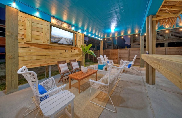 Outdoor Lounge w/ Bar Swing Seats, Near Nature Preserve | Blutopia by AvantStay