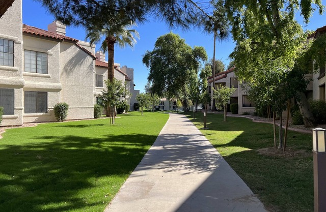 Excelente y actualizado condominio en el primer piso de 2B que retrocede hasta Green Belt