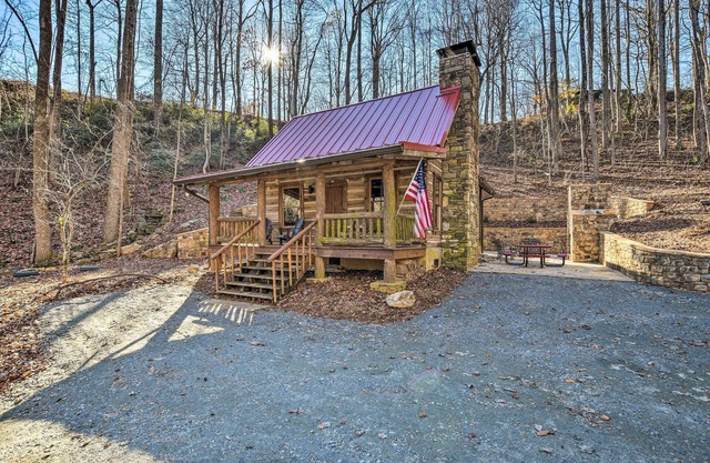 Over 6 Acres of Hiking Trails: Luxe Saluda Cabin!