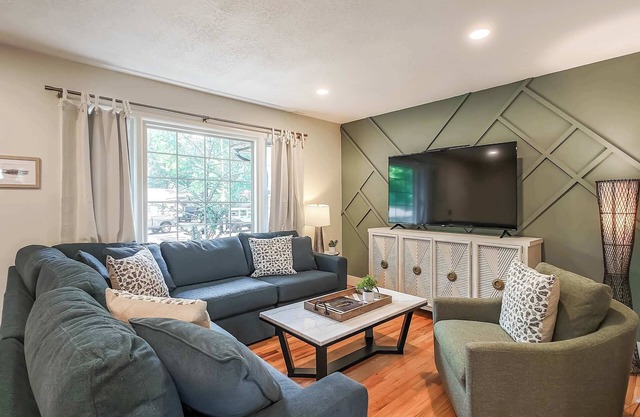 Overland Park Beauty! 3BD 2BA New Listing!