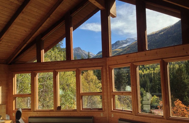 ¡Pase por alto el río Crystal con impresionantes vistas de las montañas Elk!