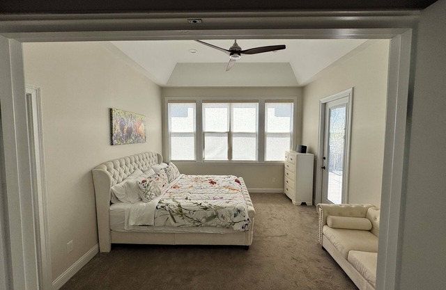Owl's Nest Retreat: Sleeps 20, Kentucky Hilltop w/ Hot Tub and lots of room!