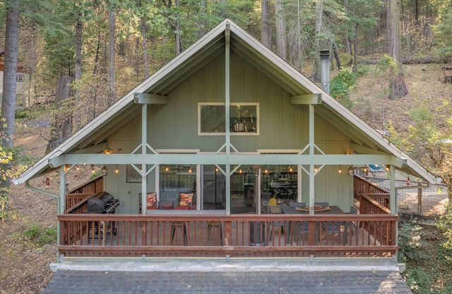 Owl's Nest - Walking Distance to Lake, Hot Tub, Pet Friendly w/ New AC