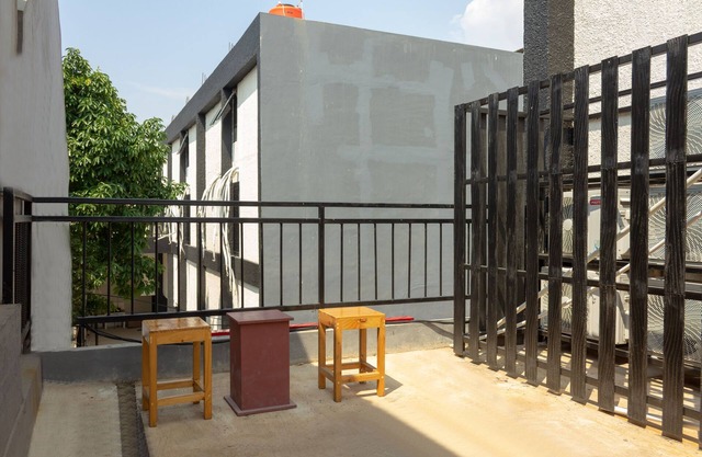 OYO 737 Kamar Keluarga Mahkota 8