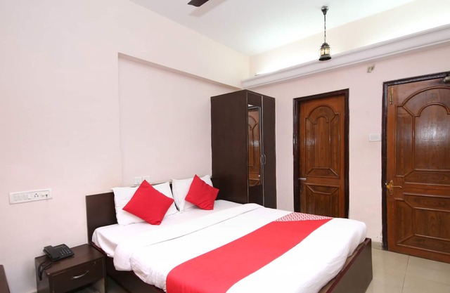 OYO 9305 Hotel Dwarika Inn