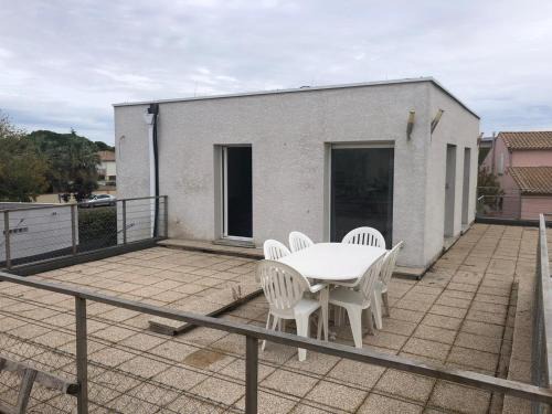 Pérols Centre, Studio unique au dessus de notre maison avec grande terrasse